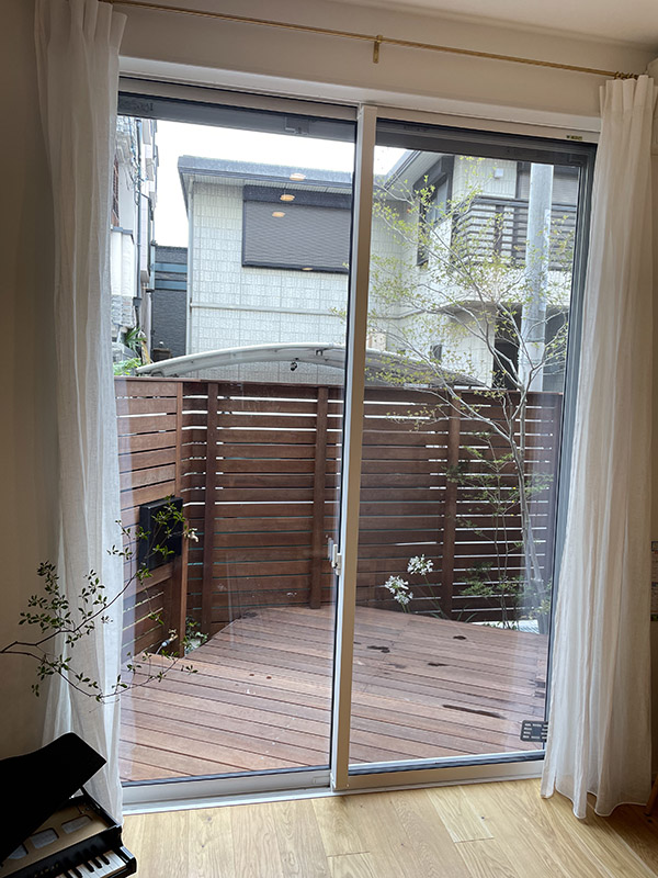 カーテン開けっぱなし