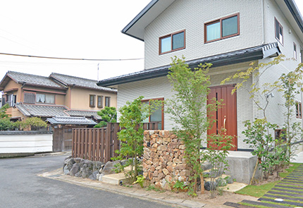 山石の門柱と雑木の庭