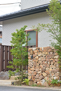 山石の門柱