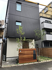 バツ門柱　大きな木