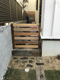 勝手口木製門扉