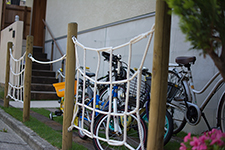 芝生・枕木自転車置き場