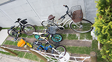 芝生・枕木自転車置き場