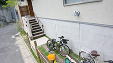 芝生・枕木自転車置き場