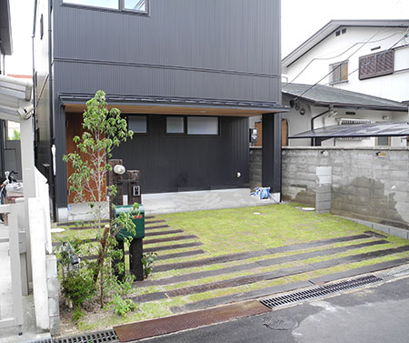 芝生　枕木