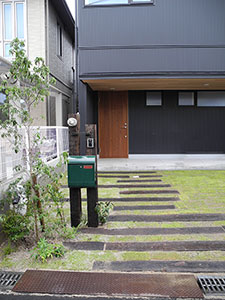 芝生　枕木